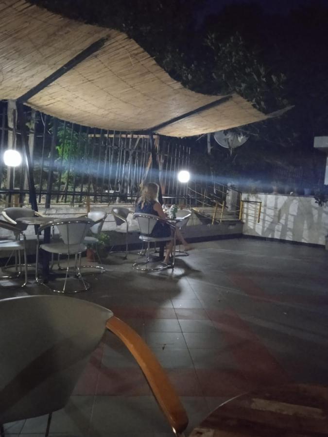Hotel Moris Kryemëdhej Bagian luar foto