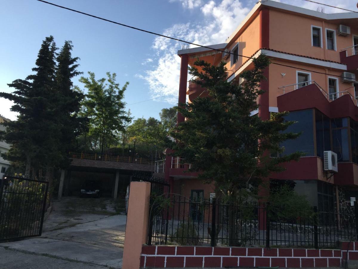 Hotel Moris Kryemëdhej Bagian luar foto