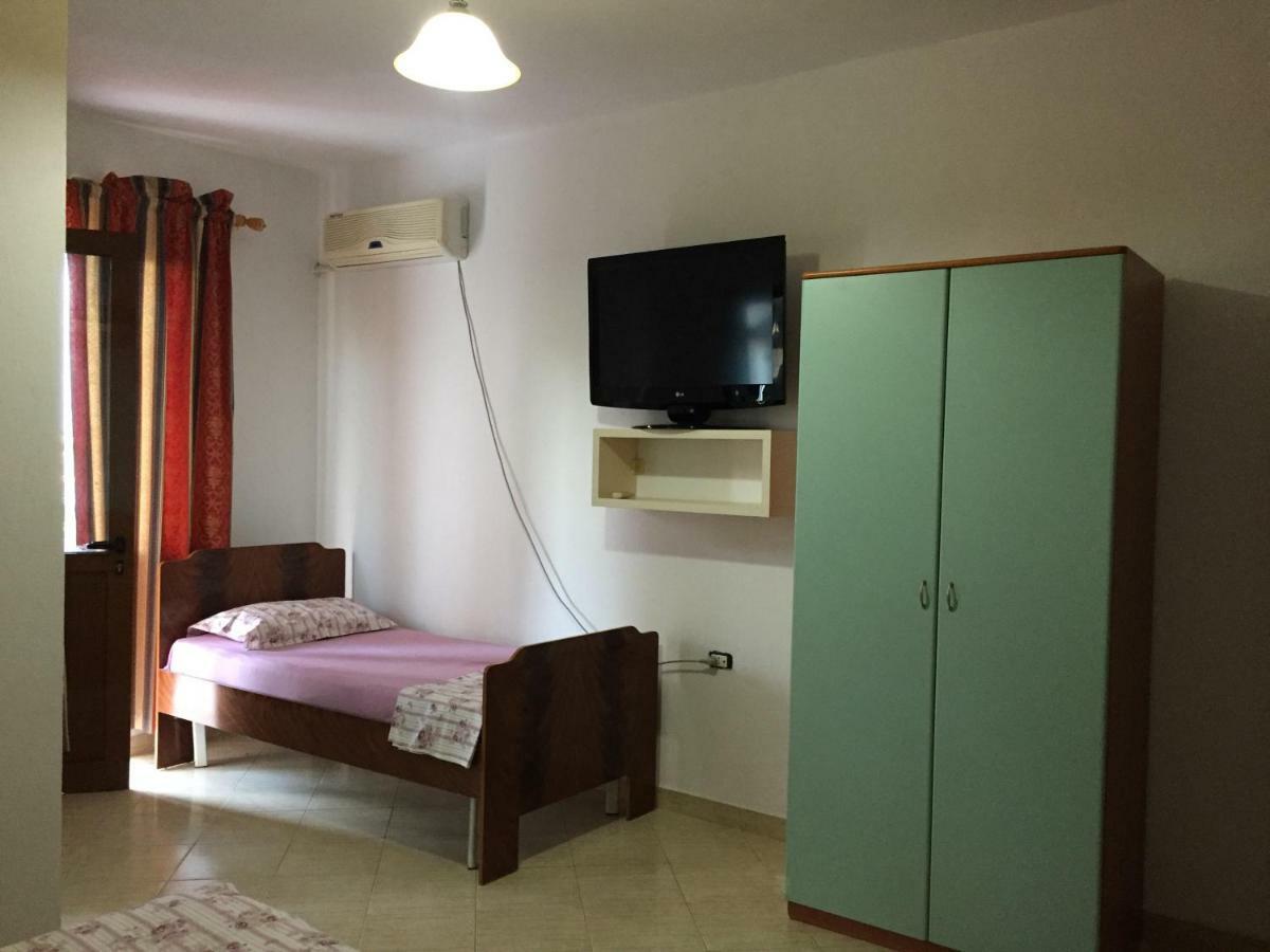 Hotel Moris Kryemëdhej Bagian luar foto